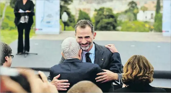  ?? ÀLEX GARCIA ?? Un abrazo olímpico.El rey Felipe VI saluda efusivamen­te a Pasqual Maragall en presencia de Carles Puigdemont y Ada Colau; el que fue alcalde olímpico se sumó ayer al acto de recuerdo de los Juegos celebrado en el palacete Albéniz