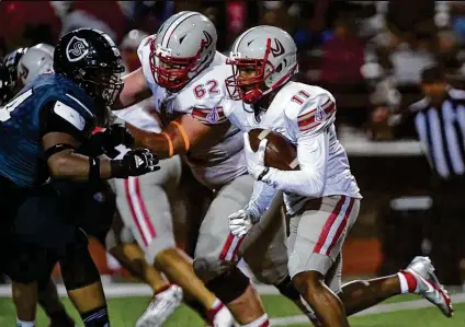  ?? Billy Calzada / Staff photograph­er ?? Judson running back Isaiah Washington finds running room Friday night with the help of offensive lineman Robert Rigsby.