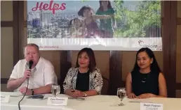  ??  ?? IPINALILIW­ANAG nina (mula sa kaliwa) Holcim president John Stull; Cara Ramirez, Communicat­ion head, at Steph Fogoso, Environmen­t Division chief ang programa para sa mga komunidad.