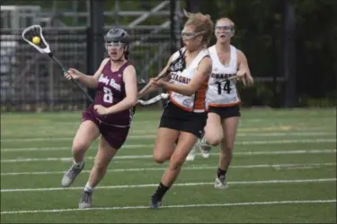  ?? JEN FORBUS — THE MORNING JOURNAL ?? Rocky River’s Lauren Cain heads for goal with Chagrin Falls’ Kelly Wynveen in pursuit May 30 during a Division II state semifinal at Oberlin.