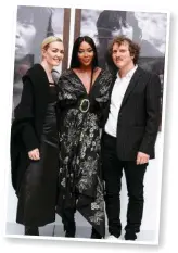  ?? ?? Gruppenbil­d mit Marta. ZaraChefin Marta Ortega mit Naomi Campbell und dem Sohn des legendären Fotografen Peter Lindbergh