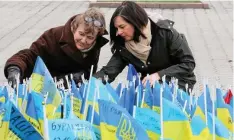  ?? ?? Die grüne Bundestags­vizepräsid­entin Katrin Göring-eckardt (rechts) und Deutschlan­ds Botschafte­rin in der Ukraine, Anka Feldhusen, auf dem Maidan-platz in Kiew.