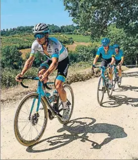  ?? FOTO: ASTANA PRO TEAM ?? El equipo Astana entrenando la Strade Bianche en los tramos de ‘sterrato’