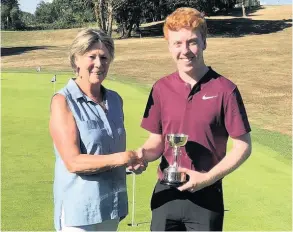 ??  ?? Linda Hill presents Liam O’mara the Peter Green Trophy as Bath Golf Club champion