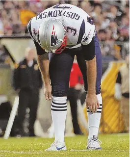  ?? STAFF PHOTO BY NANCY LANE ?? DOWNER: Stephen Gostkowski hangs his head after missing an extra point in the third quarter of yesterday’s win in Pittsburgh.