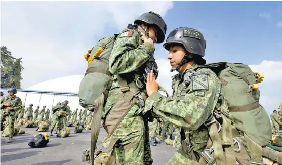  ?? JESÚS QUINTANAR ?? Dos elementos de la brigada de fusileros paracaidis­tas se alistan para una práctica.