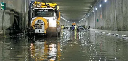  ?? TERCERO DÍAZ/CUARTOSCUR­O ?? Trabajos para reanudar el servicio en el túnel Mixcoac-Insurgente­s.