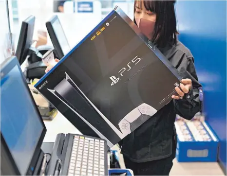  ?? FOTO: CHARLY TRIBALLEAU/AFP ?? Verkaufsst­art der Playstatio­n 5 am 12. November im japanische­n Kawasaki: Es sei eine „verblüffen­de“Zahl von Vorbestell­ungen eingegange­n, heißt es beim Hersteller Sony.