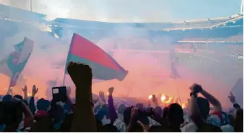  ?? Foto: Michael Winter ?? Eine Szene aus dem Fan-Block des FC Augsburg beim Bundesliga­spiel in Nürnberg. Die Fackeln entwickeln Temperatur­en von rund 2000 Grad und sind verboten.