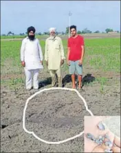  ?? HT PHOTO ?? Local residents at the spot where shells from fighter plane were dropped in Ludhiana on Tuesday.