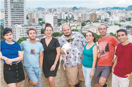  ??  ?? A equipe da Film In Rio na cobertura do Andaraí, na Zona Norte do Rio, onde fica a produtora de vídeo