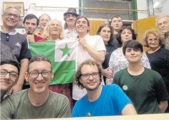  ?? ?? Juntos. Los integrante­s de la Asociación Buenos Aires de Esperanto, donde se dictan clases. Uno de cada 6.000 argentinos habla ese idioma.