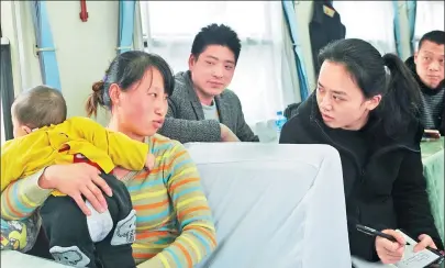  ?? TAO LIANG / XINHUA ?? Xiao Yan (right), a reporter from Xinhua News Agency, interviews a migrant worker on a train heading for Shanghai earlier this month.