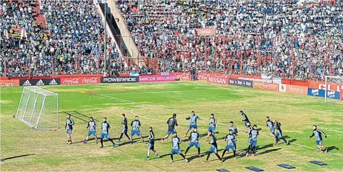  ?? (TÉLAM) ?? Con la gente como testigo. Unos 25 mil chicos presenciar­on ayer la práctica a puertas abiertas en el estadio Tomás Adolfo Ducó y le brindaron todo su cariño al selecciona­do.