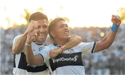  ?? ?? Asunto sellado. Federico Milo desbordó y Eric Ramírez tocó al gol para decorar la victoria de Gimnasia.
