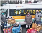  ??  ?? DELIVERY Giving the supplies to Langar Aid