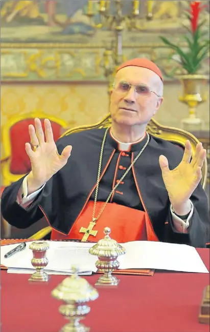  ?? EDMONDO LILLI / L’OSSERVATOR­E ROMANO ?? El cardenal Tarcisio Bertone, de 77 anys, secretari d’Estat del Vaticà, durant l’entrevista