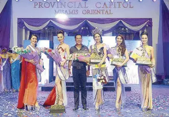  ??  ?? Governor Yevgeny Vincente Emano (center) with Miss Kuyamis 2018 Ana Monica Tan, 1st runner up Judith Jay Polestico, 2nd runner up Kathleen Mae Ubanan, 3rd runner up Kimberly Jane Magdugo and 4th runner up Dianne Regis.