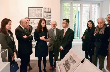  ??  ?? Le 24 septembre 2019, l’ambassadeu­r de Chine en France Lu Shaye se rend à l’Institut franco-chinois de Lyon et visite le Musée d’histoire de l’université.