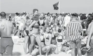  ?? MIKE STOCKER/SOUTH FLORIDA SUN SENTINEL ?? College students crowd the beach in Fort Lauderdale on March 4.