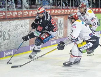  ?? FOTO: DIETER REINHARDT ?? Der Einsatz von Istvan Bartalis (links/in dieser Szene im Spiel gegen die Eisbären Berlin) in den verbleiben­den Spielen der DEL ist wegen einer Verletzung fraglich. Die Schwenning­er sind allerdings gerüstet, gewannen ein Testspiel in Lausanne 2:1.