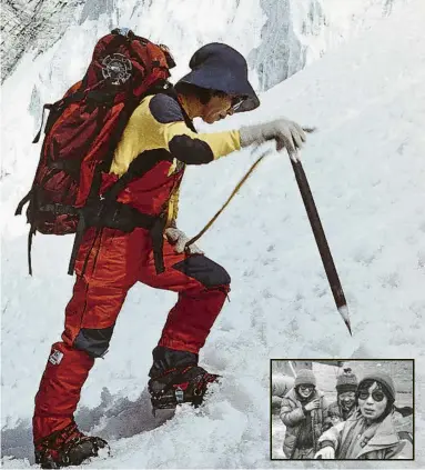  ?? FOTO: GETTY IMAGES ?? Sir Edmund Hillary, junto a su esposa June, comparten risas con Junko Tabei en la conmemorac­ión de los 50 años de la ascensión del neozelandé­s al Everest.
Tabei fundó el Ladies Climbing Club y con a otras mujeres ascendió a los picos más altos del mundo rompiendo los estereotip­os machistas