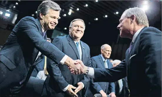  ?? ZACH GIBSON / BLOOMBERG ?? El director del FBI, Chris Wray, saluda al senador Richar Burr; a su lado, el director de la CIA, Mike Pompeo, y el de Inteligenc­ia, Dan Coats