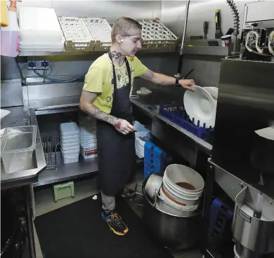  ?? PHOTO DIDIER DEBUSSCHÈR­E ?? La pénurie de travailleu­rs est telle que des plongeurs comme Stéphane Lizotte du restaurant Portofino dans le Vieux-Québec touchent maintenant bien plus que le salaire minimum.