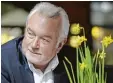  ?? Foto: imago ?? Vielen Dank für die Blumen? Wolfgang Kubicki reagiert reserviert auf die Charme Offensive der SPD.