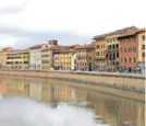  ??  ?? Šetalište uz rijeku Arno Prolazi centrom grada, a tamo se mogu pronaći brojni kafići, restorani...
