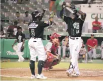  ?? CORTESÍA ESTRELLAS ?? Orlando Calixte, de las Estrellas, es recibido en el home plate por Aneury Tavarez, luego de pegar jonrón en la victoria de los Orientales.