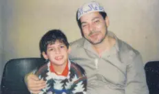  ??  ?? Zak Ebrahim, entonces Abdulaziz El Sayyid Nosair, con su padre, Sattid Nosair, un ingeniero egipcio que se fue radicaliza­ndo en una mezquita en Pittsbugh.