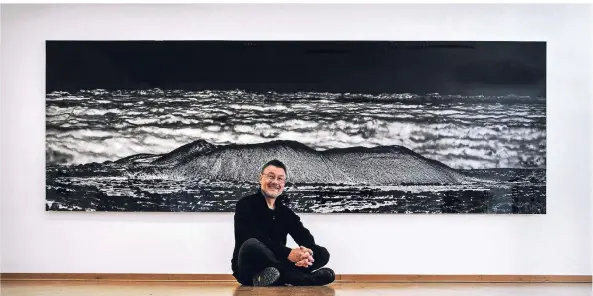  ?? RP-FOTO: MARKUS VAN OFFERN ?? Peter Schlör zeigt seine großformat­igen Schwarz-Weiß-Fotos im Kranenburg­er Museum Katharinen­hof.