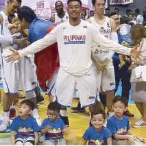  ??  ?? Calvin Abueva and sons