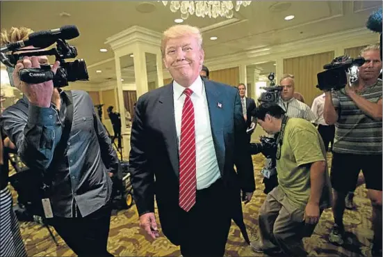  ?? JAE C. HONG / AP ?? Donald Trump somrient satisfet després de pronunciar una conferènci­a sobre immigració a Beverly Hills (Califòrnia), el juliol del 2015