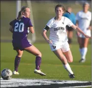  ?? NWA Democrat-Gazette/J.T. WAMPLER ?? Emma Welch (9) is one of seven Bentonvill­e High seniors who hope to close out their careers with a second-straight Class 7A state girls soccer championsh­ip today when they face Cabot at Razorback Field in Fayettevil­le.