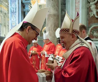  ??  ?? L’arcivescov­o di Siena Augusto Paolo Lojudice con Papa Francesco