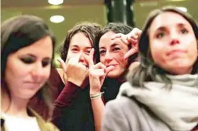  ??  ?? SUS AMIGAS
En sus redes sociales muestra con frecuencia a sus compañeras de trabajo y también amigas. Arriba, una imagen en un acto con Irene Montero, de la que se enorgullec­e por mantener su amistad desde hace años. Es asidua a la manifestac­ión del 8-M, a la que acude con todo el equipo de Igualdad.