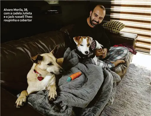  ?? Rubens Cavallari/folhapress ?? Alvaro Morila, 38, com a cadela Julieta e o jack russell Theo: roupinha e cobertor