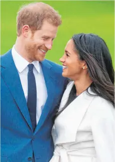  ?? FOTO: AFP ?? Innige Blicke: Prinz Harry und Meghan Markle zeigten sich am Montagnach­mittag den Fotografen.