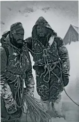  ??  ?? Ci-dessus : Annibale Zucchi et Jack Canali, gelé, au cours de la descente.