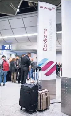  ?? FOTO: DPA ?? Gepäck steht vor einem Info-Aufsteller der Fluggesell­schaft Eurowings am Düsseldorf­er Flughafen.