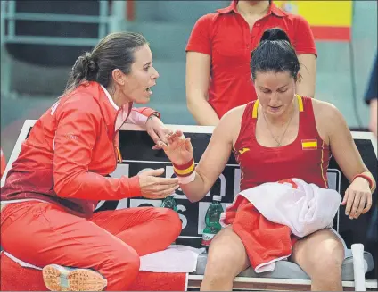  ?? FOTO: EFE ?? Anabel Medina, que debutó como capitana del equipo español, charlando ayer con Lara Arruabarre­na, que perdió contra Deborah Chiesa