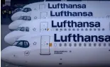  ?? ?? Lufthansa-Flugzeuge, die am Donnerstag auf dem Frankfurte­r Flughafen geparkt wurden - die Flughäfen in Frankfurt und München werden in dieser Woche mit ähnlichen Störungen konfrontie­rt sein