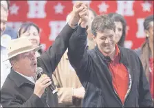  ??  ?? Imagen de archivo de Lula da Silva (i) con Fernando Haddad, quien quedaría como candidato de su facción.