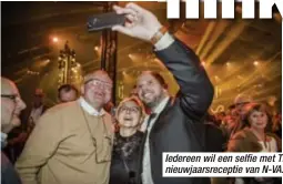  ??  ?? Iedereen wil een selfie met Theo Francken op de nieuwjaars­receptie van N-VA.