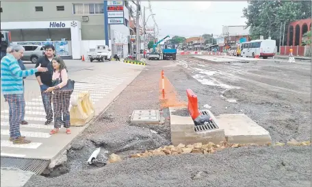  ??  ?? Édgar Gill (izq.), dirigente de los frentistas, muestra el sitio donde cayó un bus durante la última lluvia.