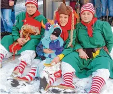  ??  ?? Schlechtes Wetter gibt es für echte Narren nicht: Mitglieder der Lauinger Narrenzunf­t der Laudonia machten im Schnee Pause.