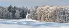  ?? FOTO: ULRIKE SCHMID ?? Blick auf die Aulendorfe­r Hohkreuzka­pelle im Winterklei­d.