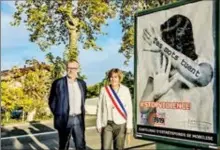  ?? ?? La maire Sandrine Sigal et le premier adjoint Vincent Dussart devant la deuxième affiche réalisée par les services de la ville.